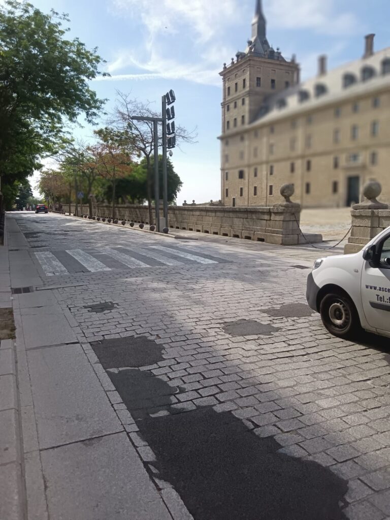 Avenida Juan de Borbón y Battenberg en San Lorenzo de El Escorial con monasterio al fondo