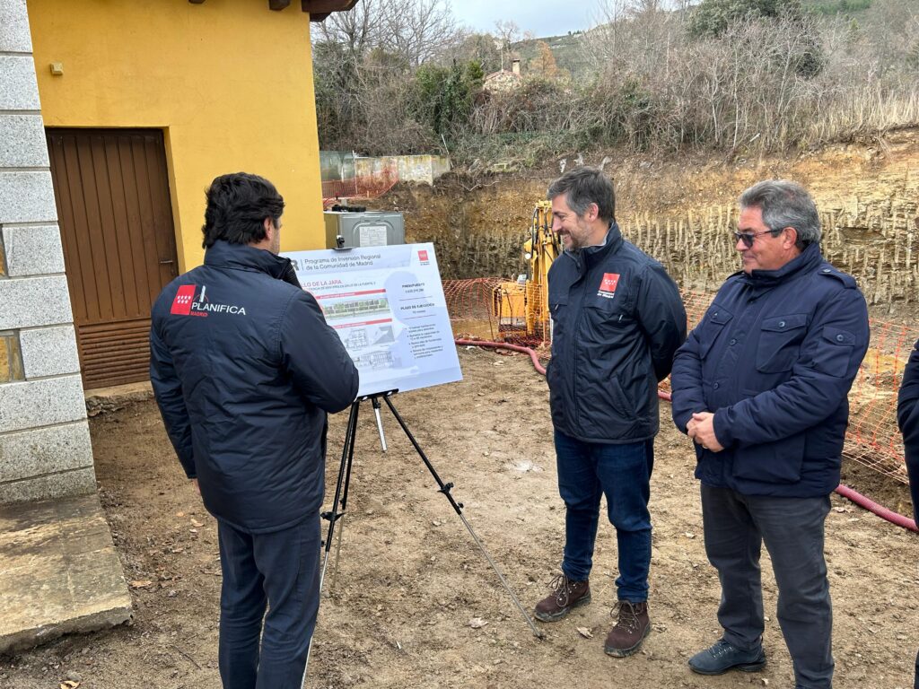 El consejero observa el panel que detalla los detalles de la ampliación de la residencia de mayores